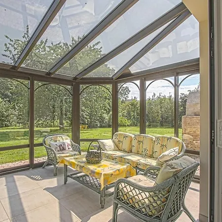 La Boutrois Family House With Beautil Garden Villa