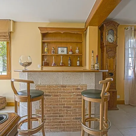 La Boutrois Family House With Beautil Garden Villa